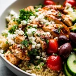 Griechische Hähnchen-Bowls mit Quinoa und Oliven - Einfach lecker!