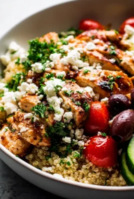 Griechische Hähnchen-Bowls mit Quinoa und Oliven - Einfach lecker!