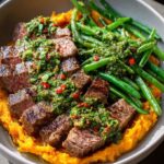 Leckere Steak Bowl mit Süßkartoffelpüree und grünen Bohnen