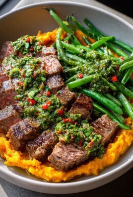 Leckere Steak Bowl mit Süßkartoffelpüree und grünen Bohnen