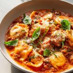 Pizzasuppe mit Hackfleisch & Ravioli in Tomatensahne-Sauce
