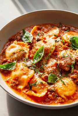 Pizzasuppe mit Hackfleisch & Ravioli in Tomatensahne-Sauce